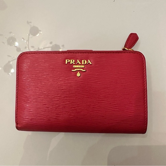Authentic Prada Saffiano Wallet - Picture 1 of 6